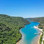 Tanja Lim Bay Apartman Marasi