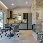 Tanja Lim Bay Apartment Marasi