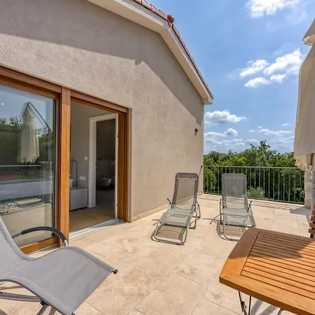 Tanja Lim Bay Hideaway Marasi